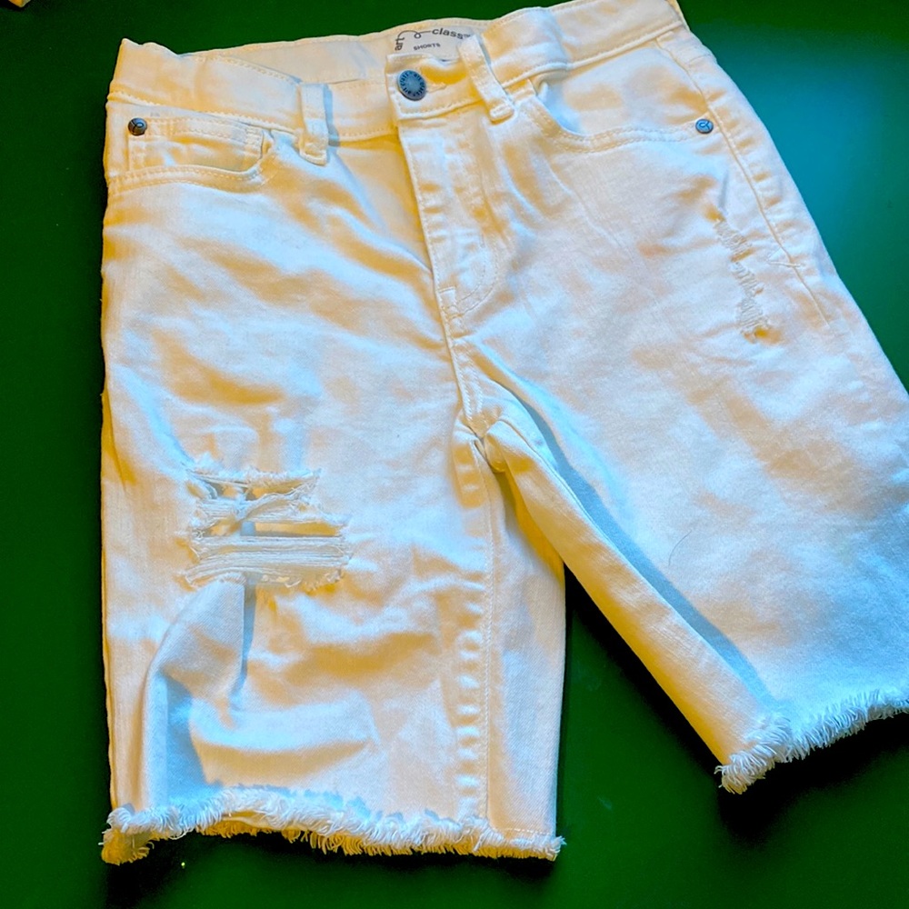 Nice Jean Shorts, white and easy to get on!